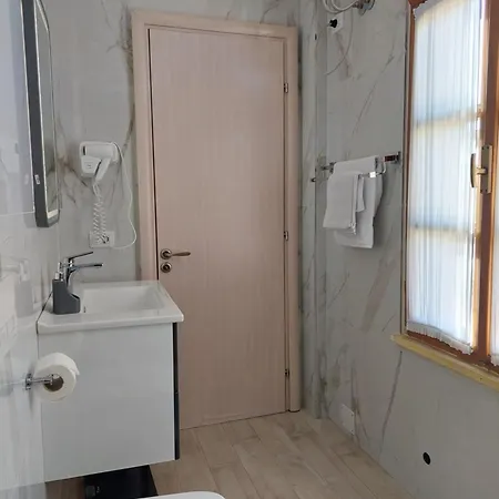 Godard Nocleg ze śniadaniem 3*