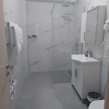 Godard Oda ve Kahvaltı Avlonya